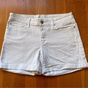 Women's White Levi’s Shorts - Size 29